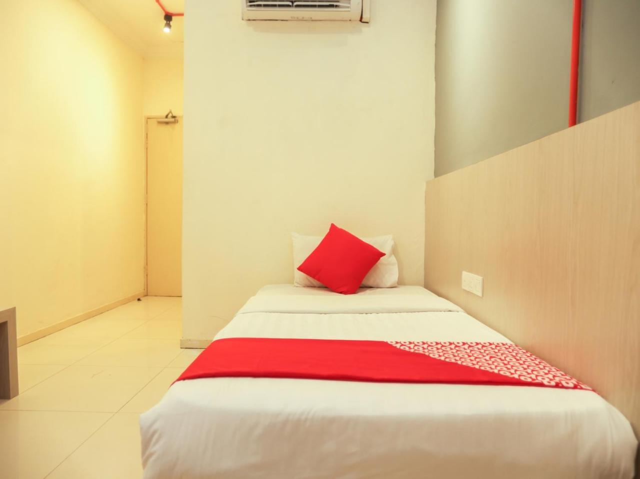 Oyo 727 Hotel Rafflesia Кота-Кинабалу Экстерьер фото