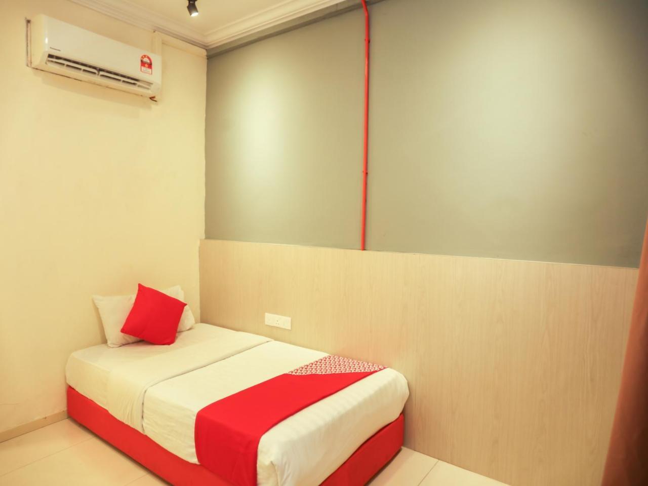 Oyo 727 Hotel Rafflesia Кота-Кинабалу Экстерьер фото