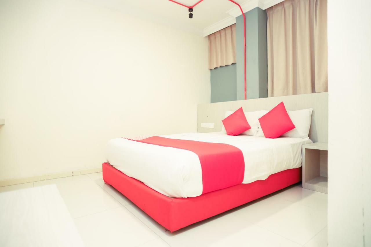 Oyo 727 Hotel Rafflesia Кота-Кинабалу Экстерьер фото
